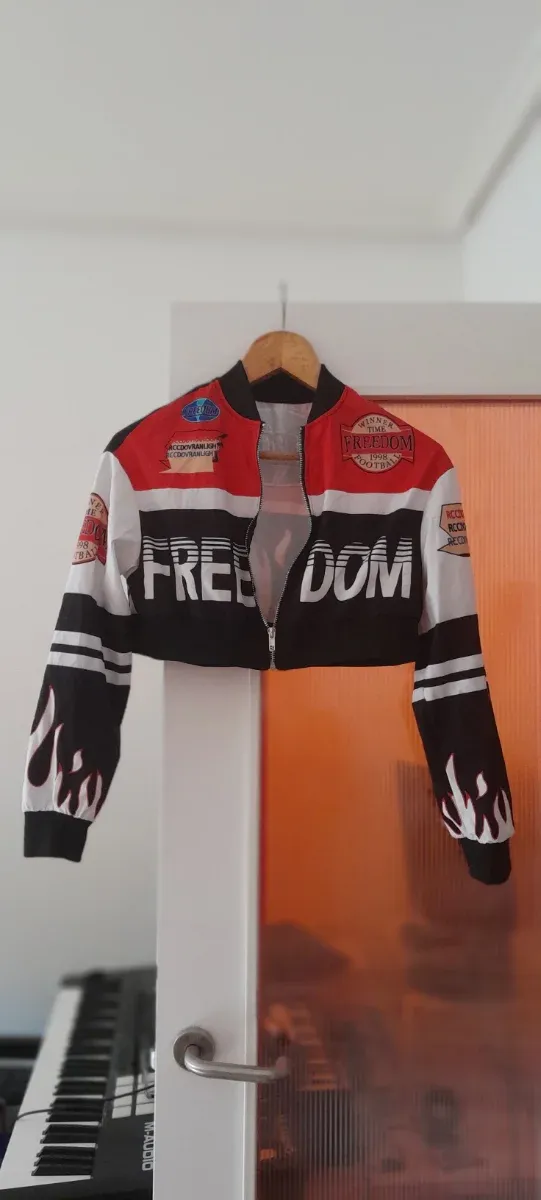 Chaqueta corta estilo bomber con parches