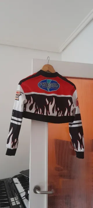 Chaqueta corta estilo bomber con parches