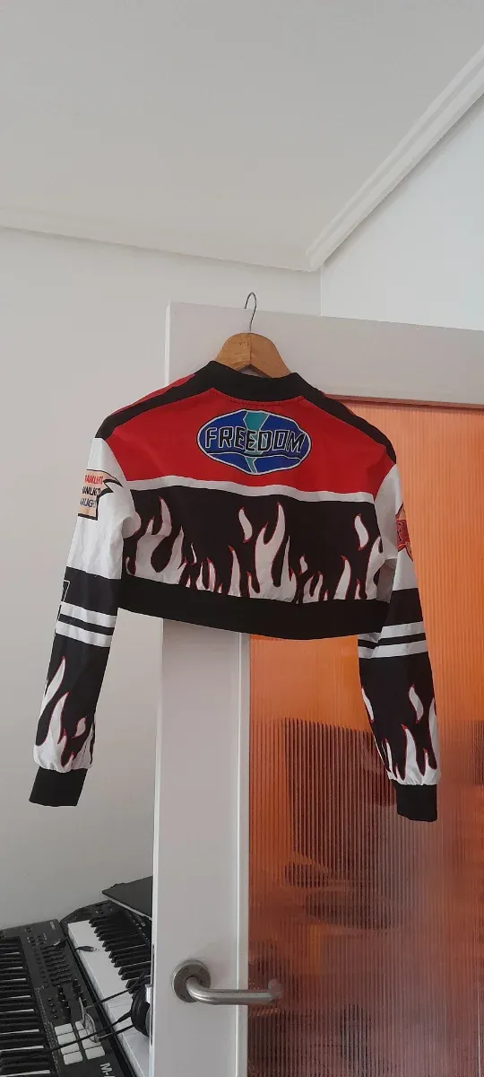 Chaqueta corta estilo bomber con parches