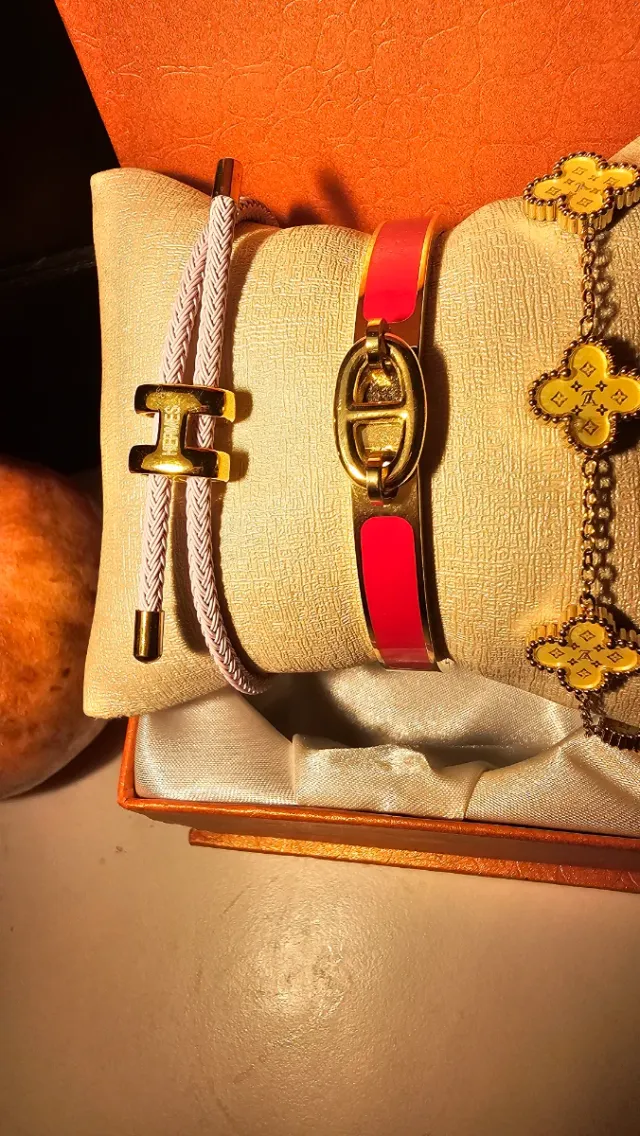 Conjunto 3 Pulseras Doradas y Rojas