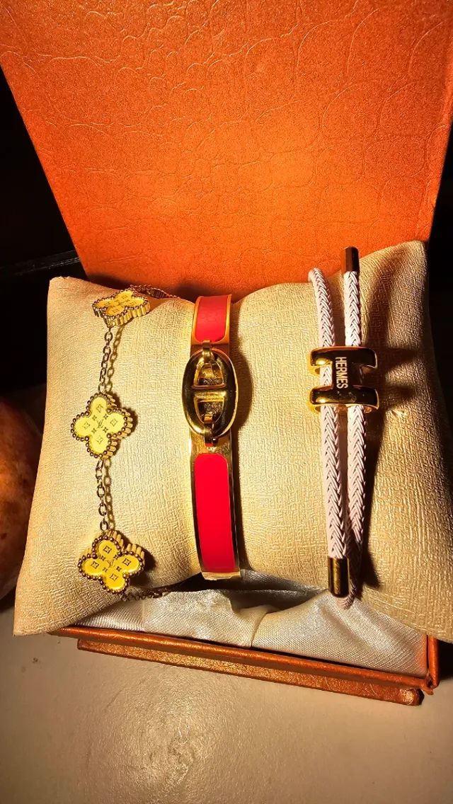 Conjunto 3 Pulseras Doradas y Rojas