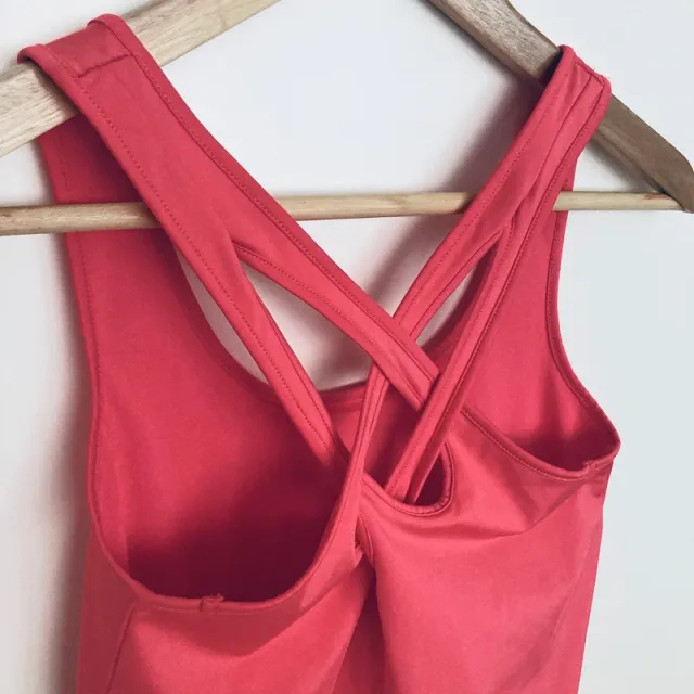 Camiseta deportiva H&M roja tirantes cruzados