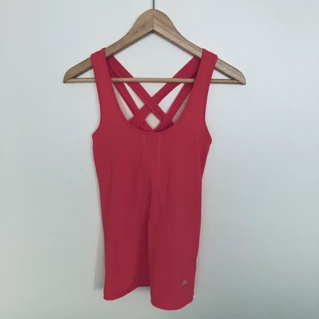 Camiseta deportiva H&M roja tirantes cruzados