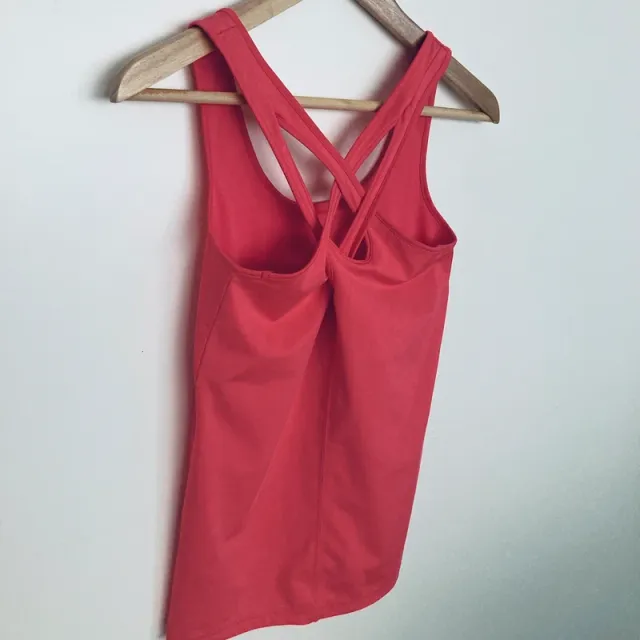 Camiseta deportiva H&M roja tirantes cruzados