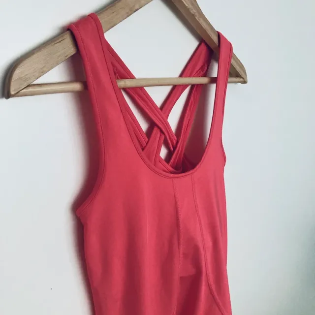 Camiseta deportiva H&M roja tirantes cruzados