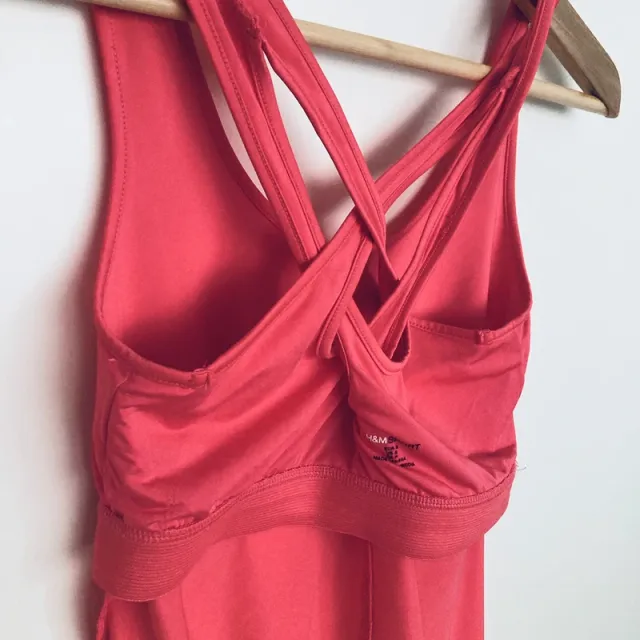 Camiseta deportiva H&M roja tirantes cruzados