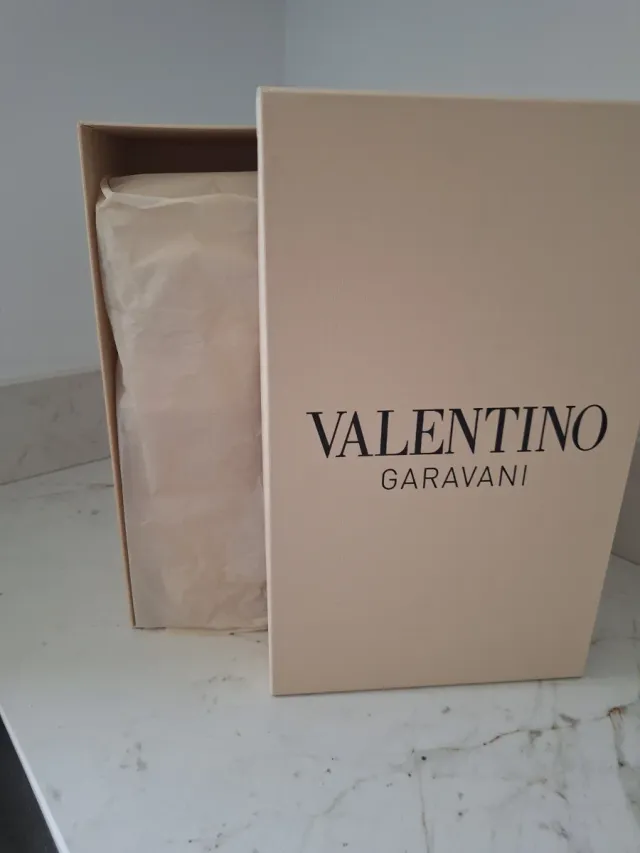 Caixa e bolsa Valentino Garavani bege