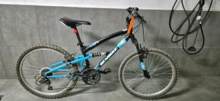 Bicicleta junior negra y azul