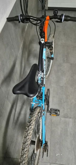 Bicicleta junior negra y azul