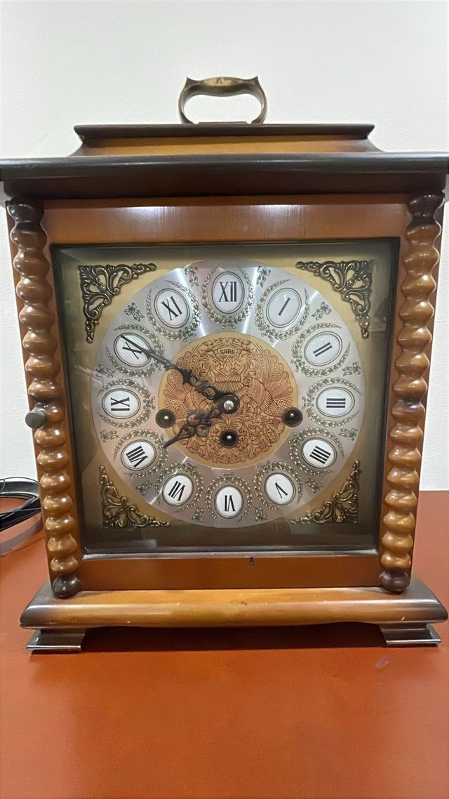 Reloj de mesa de madera con asa