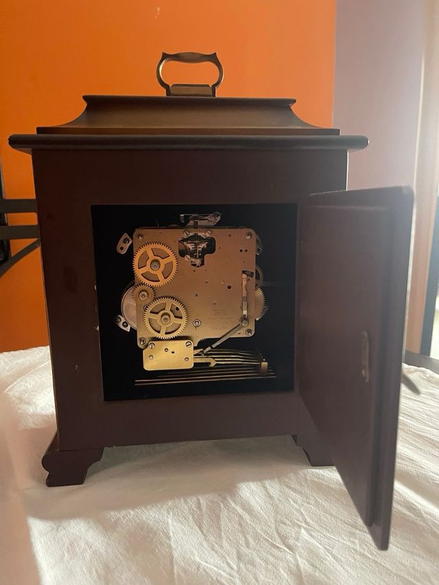 Reloj de mesa de madera con asa