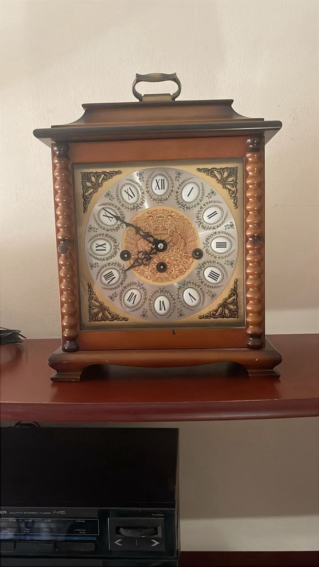 Reloj de mesa de madera con asa
