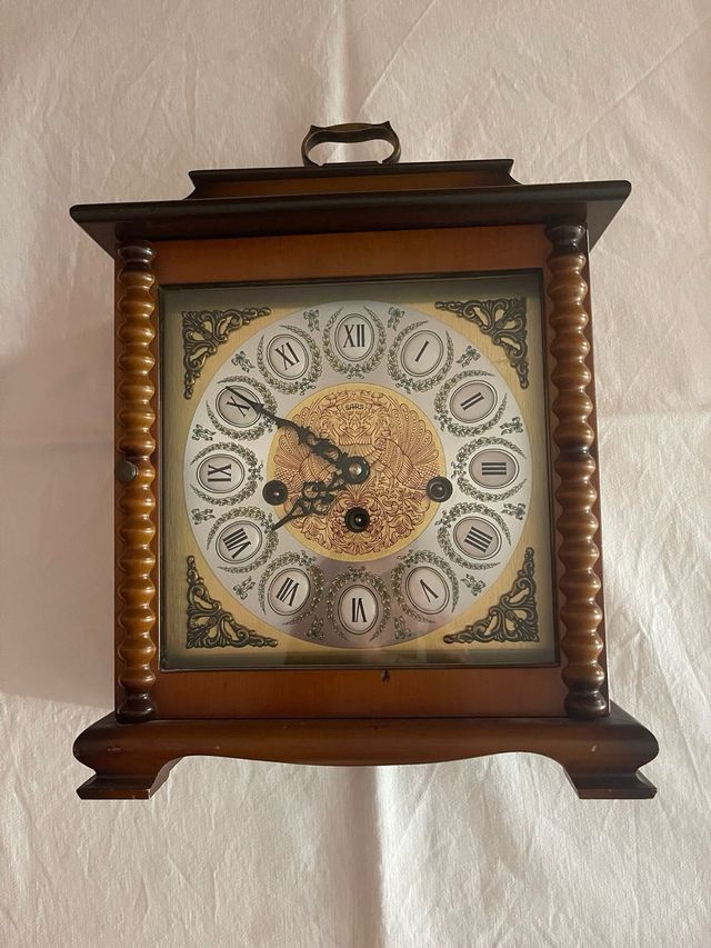 Reloj de mesa de madera con asa