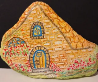 Casetta dipinta a mano su sasso