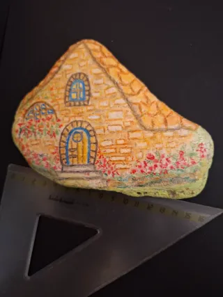 Casetta dipinta a mano su sasso