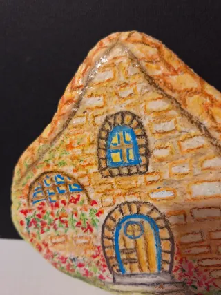 Casetta dipinta a mano su sasso