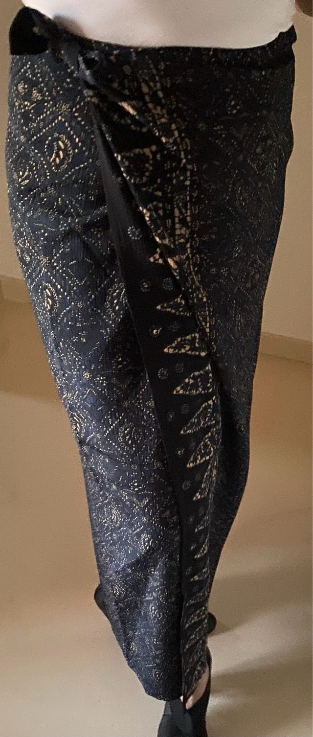 Falda larga cruzada azul y dorada