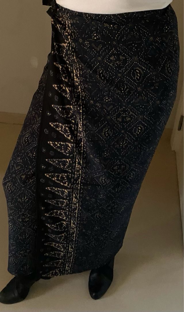 Falda larga cruzada azul y dorada