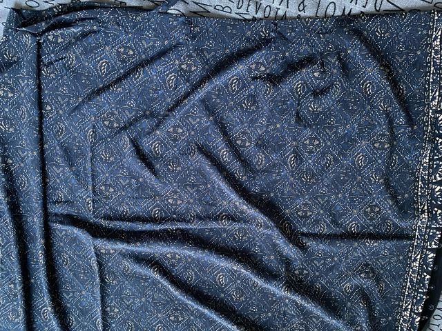 Falda larga cruzada azul y dorada