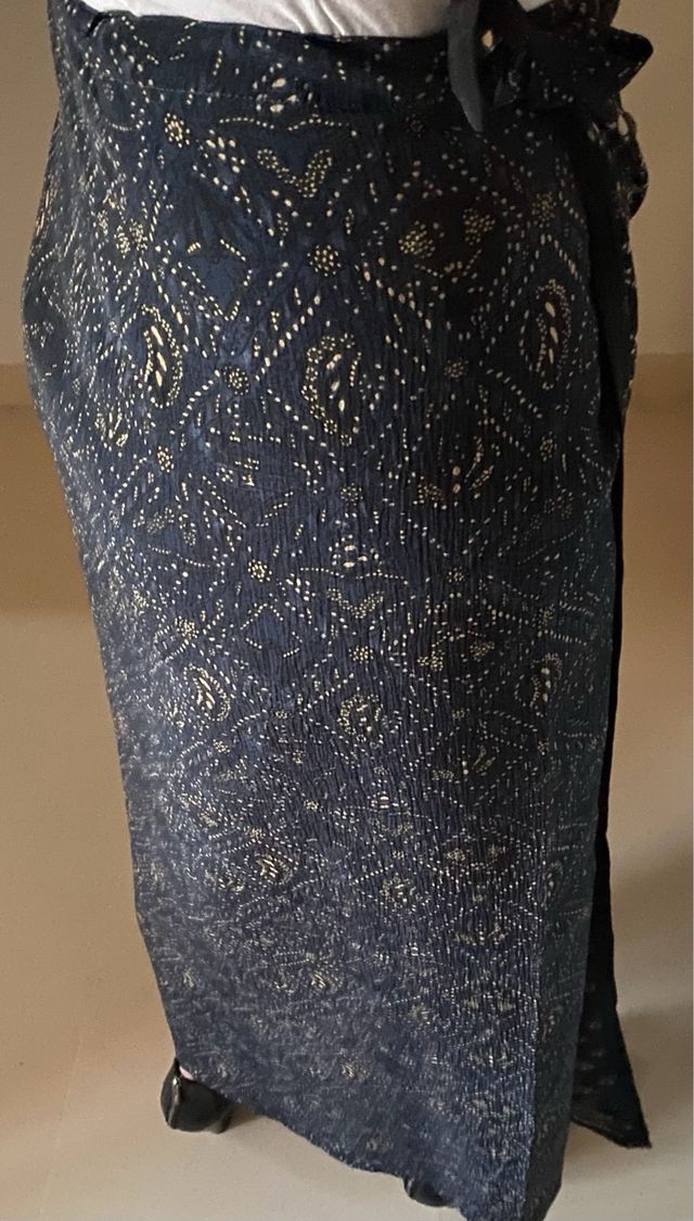 Falda larga cruzada azul y dorada