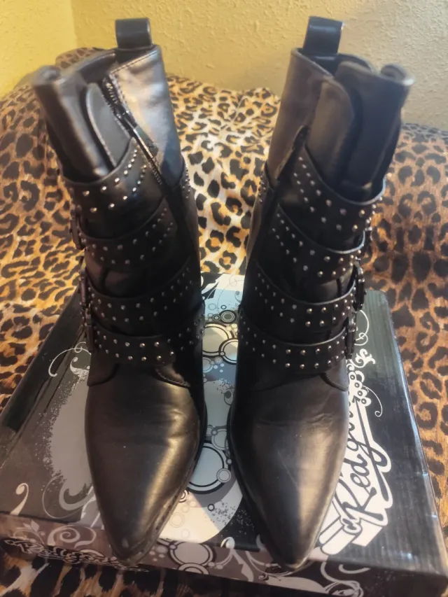 Botines de tacón negros con tachas