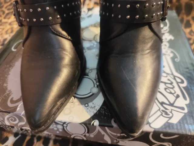 Botines de tacón negros con tachas