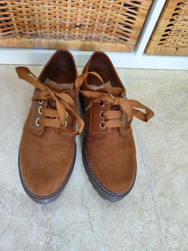 Zapatos marrones Stradivarius con cordones