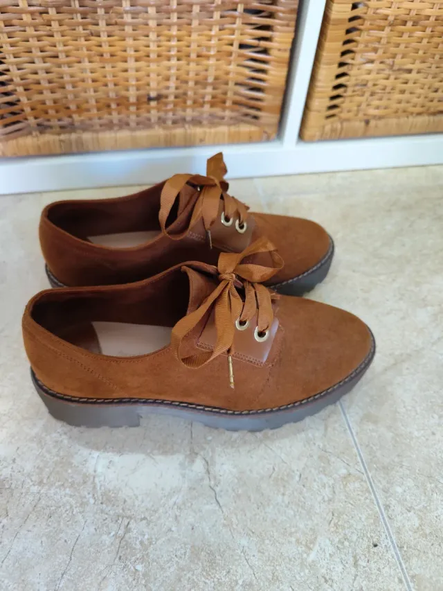 Zapatos marrones Stradivarius con cordones