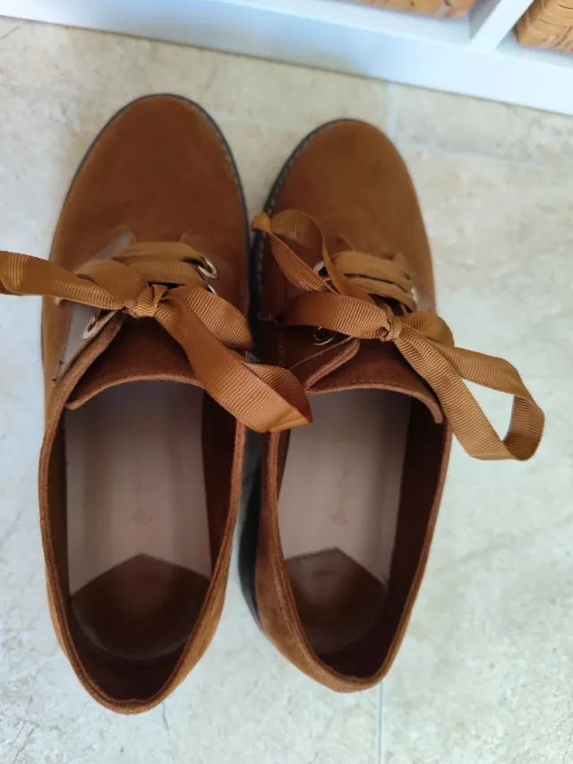 Zapatos marrones Stradivarius con cordones