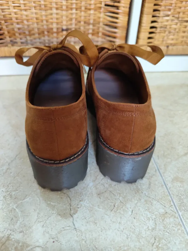 Zapatos marrones Stradivarius con cordones