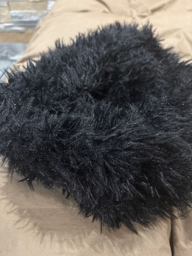 Cuello de pelo negro