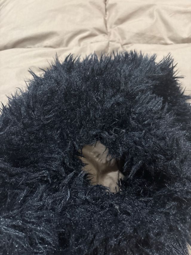 Cuello de pelo negro