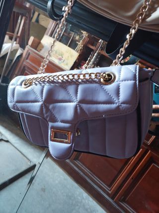 Bolso morado con cadena dorada