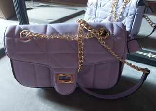 Bolso morado con cadena dorada