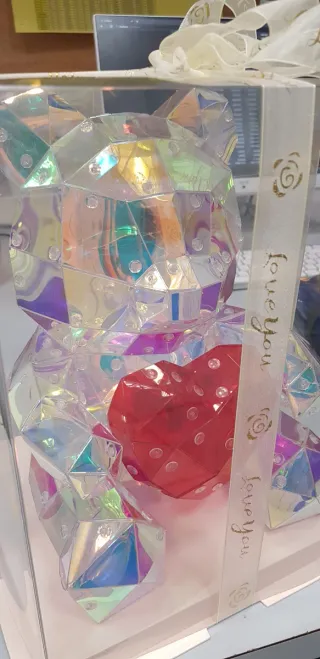 Orsetto luminoso con cuore rosso