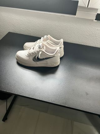 Nike Air Force 1 plateadas y blancas