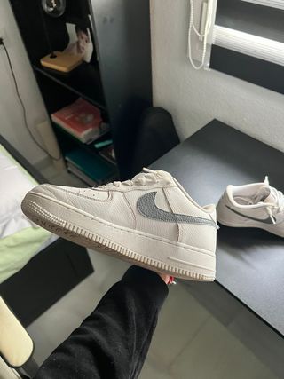 Nike Air Force 1 plateadas y blancas