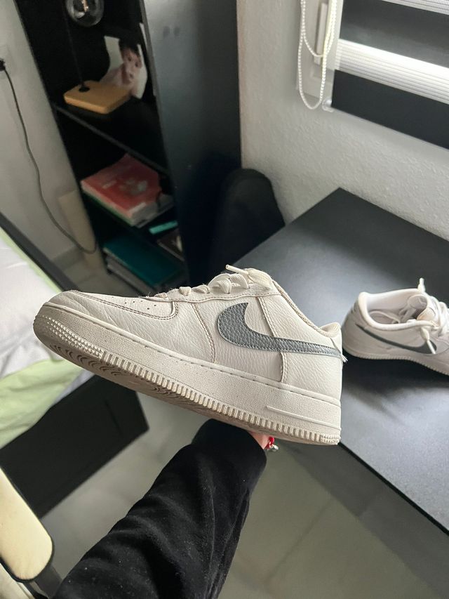 Nike Air Force 1 plateadas y blancas