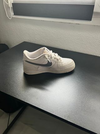 Nike Air Force 1 plateadas y blancas