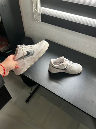 Nike Air Force 1 plateadas y blancas
