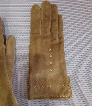 Guantes de gamuza camel bordados