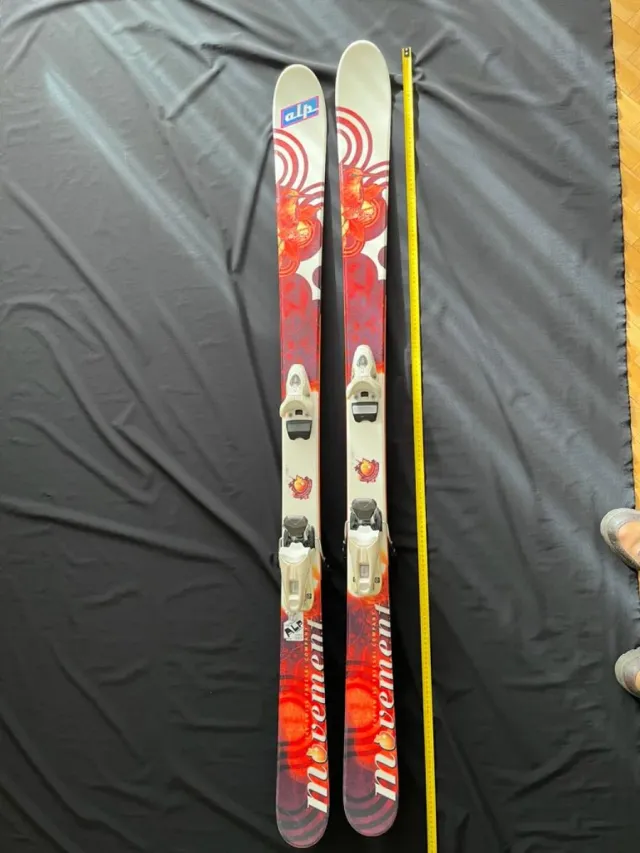 Esquís Movement con fijaciones +botas Atomic