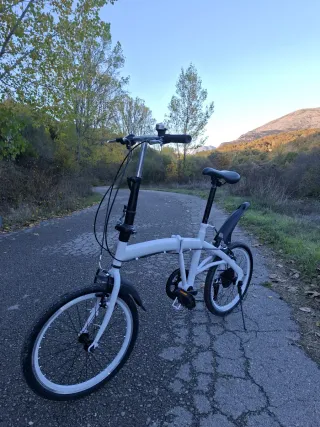 Bicicleta plegable blanca