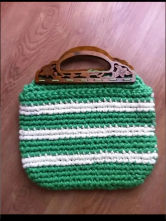 Bolso artesanal tejido verde y blanco