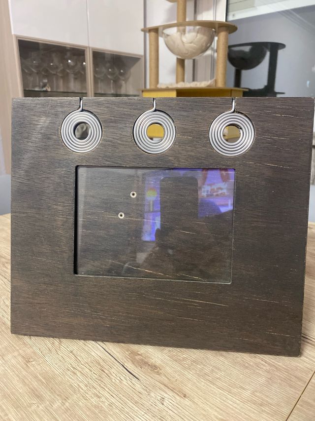 Cornice per foto in legno scuro