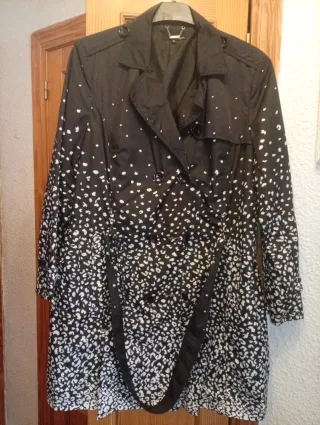 Gabardina negra y blanca con estampado