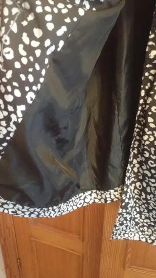 Gabardina negra y blanca con estampado