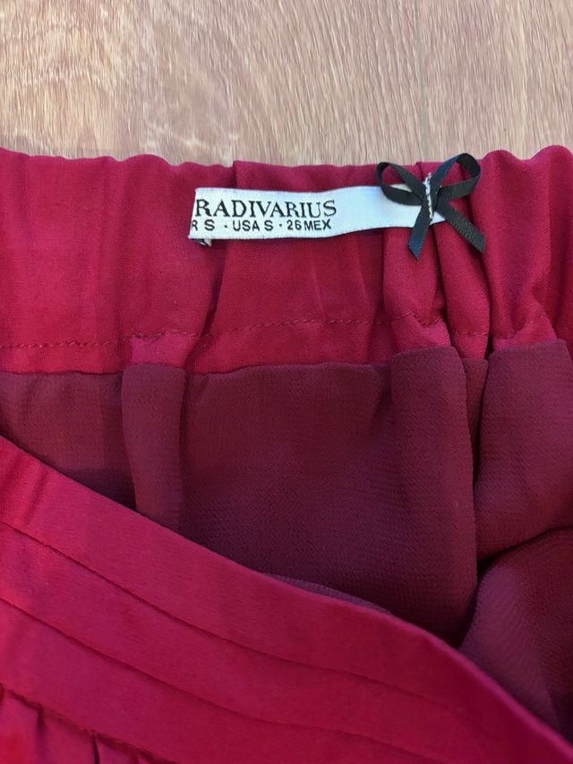 Falda burdeos con bordado