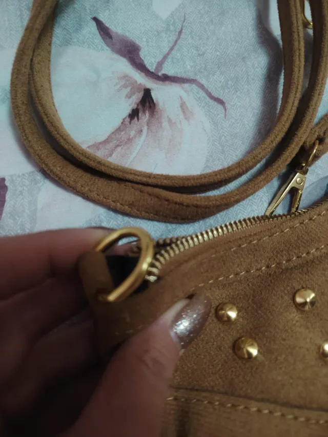 Borsetta tracolla con frange e borchie