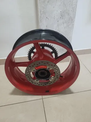 Llanta Moto Triumph Roja con Corona